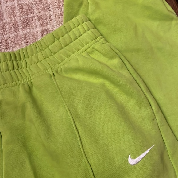 Women’s Nike Sweats - Picture 4 of 6
